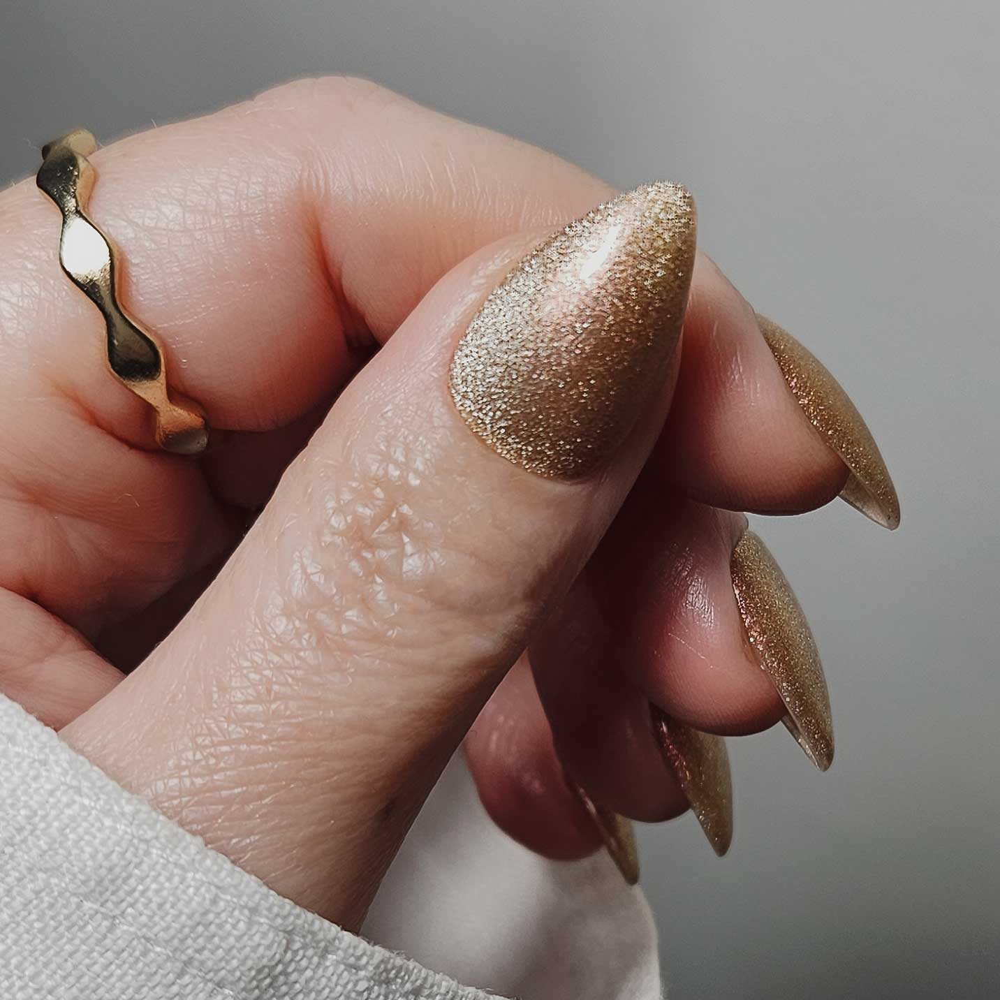 Girl with the Golden Gun - Cat Eye Gel - Image 3