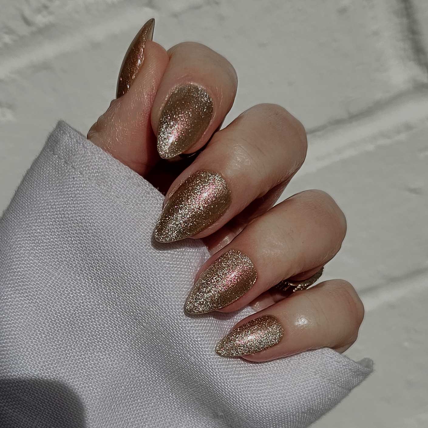 Girl with the Golden Gun - Cat Eye Gel - Image 4